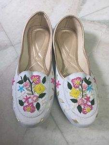 Floral woolen Jutti