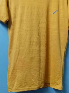 Nike Mustard T-Shirt 🧡