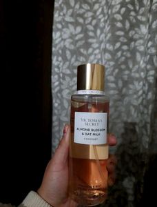 Victoria&#39;s Secret Almond Blossom &amp; Oat Milk Mist