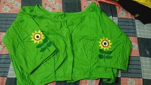 💚 Green Embroidery Blouse