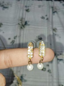 Elegant Gold-Tone Necklace &amp; Earring Set