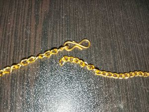 Yellowish-golden necklace and earrings set