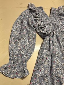 Cute Girly Dress With V Neck And Flares Around