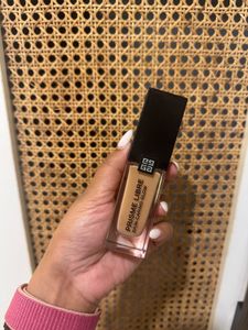 Givenchy Prisme Libre Skin Caring Glow Foundation