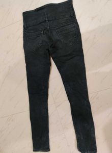 Stylish Black Ripped Jeans – Well-Maintained