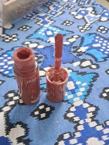 Pretty Brown /Nude Colours Lipstick.