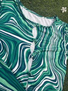 Urbanic green illusion croptop, Size XS