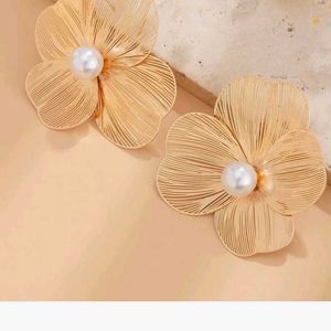 Gold Flower Pearl Earrings