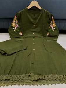 Chic Embroidered Kurti Pant Set