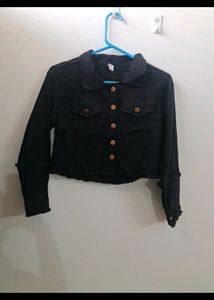 women black cropped shirt