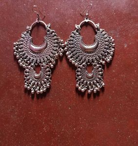 Locket Neck Piece, Black Metal Earrings.