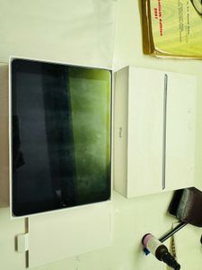 iPad 9th Gen -(64GB)- Great Condition!