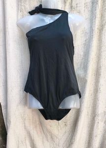 Stylish One-Shoulder Swimsuit