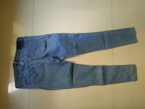 LEVIS light Blue Torned Jeans.