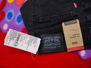 Women Levi&#39;s black jeans
