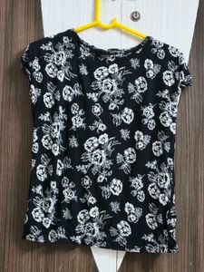 Black and white floral t-shirt🤍