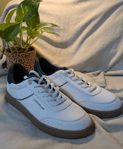 Women&#39;s White Sneakers size 6/ 39 🔥🥂