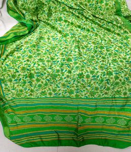Green Floral Silk Blend Saree With Lining Blouse