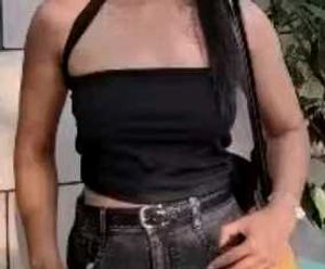 Woman&#39;s halter neck tube top