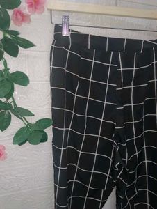 Size 28 To 30 Inches Checkered Wide Leg Pants