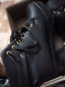 BOOTS 👠 FOR WOMEN ......