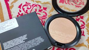 Mac Highliter Extra Dimension Skin finish