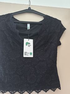 NEWME BLACK VNECK LACE TOP