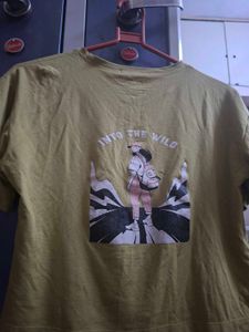 Combo crop top/t-shirt.