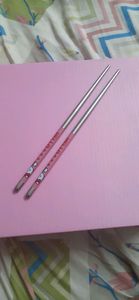 these are hello kitty chopsticks i never use bcoz i dont no how to use chopsticks