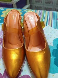 JM Looks Gold Heels - Size 6