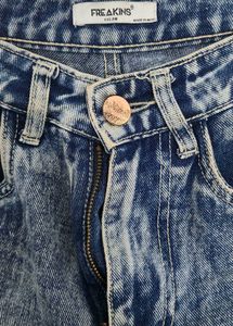 Freakins high-waist, straight fit jeans!