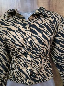 SAVANA..💝💖Animal Print Button-Down Top