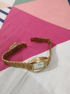 Quartz Girl's Wrist ⌚