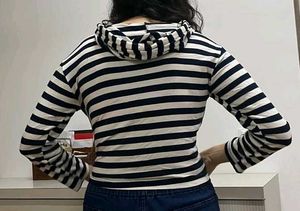 Striped Cropped Hoodie – Full Sleeves &amp; Trendy Fit