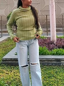 Women Straight Fit High-Rise Knee  Cut Jeans