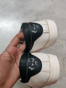 UNISEX STYLISH WHITE SNEAKERS.