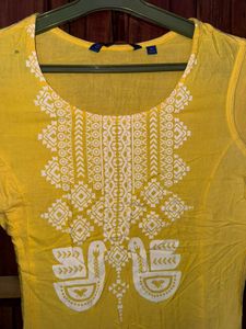 Yellow coloured cotton avaasa kurti.