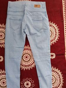 High-Waisted Light Wash Jeans ankle lenth