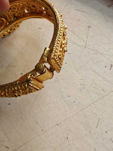 Gold-toned Bangle with Pearl