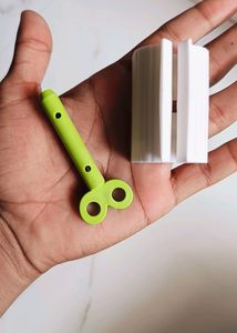 Rolling Tube Toothpaste Squeezer Toothpaste Seat Holder Stand Rotate Toothpaste Dispenser