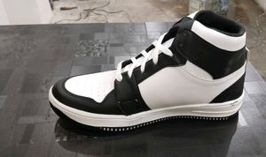 Black &amp; White Fashion Sneakers