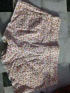 DAMN CUTE FLORAL DENIM SHORT
