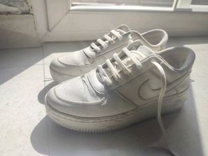 Nike Shoes White Color Only Minner Damage