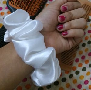 2 Wooden Comb With Scrunchie 🤍