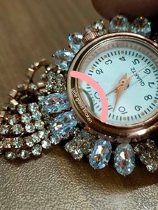 Sparkling Crystal Women&#39;s Watch