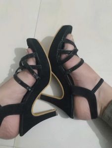 A Black Velvet High Heels