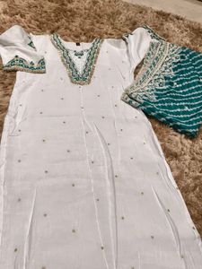 Elegant White Embroidered Kurta Set (women's)