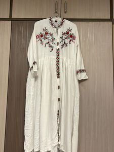Floral Embroidered White Kurta