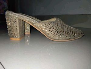 Golden heels 👠