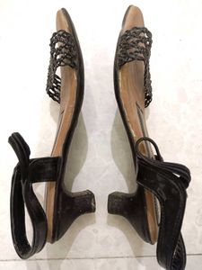 Leatherwood I Black Sandals